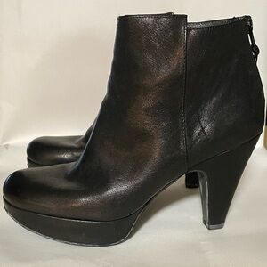 Stuart Weitzman: Black Leather Heeled Boots.Made in Spain.